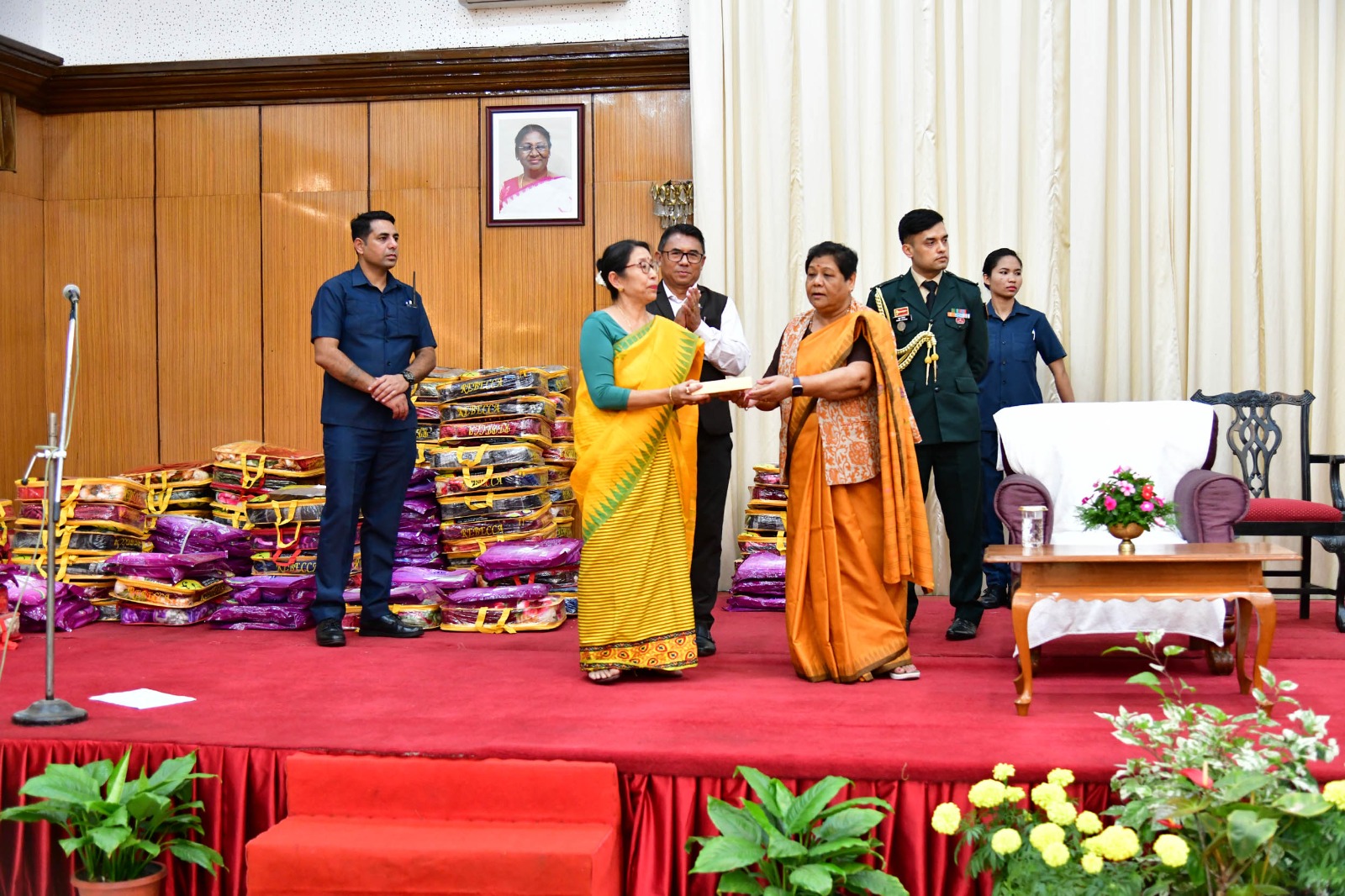 Governor Uikey extends festive gifts for Raj Bhavan staff