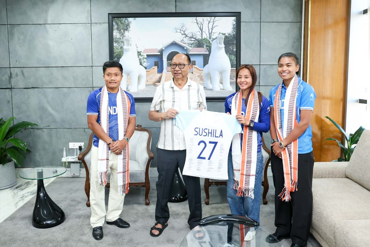 CM felicitates Manipur’s three asian games hockey gold medallists