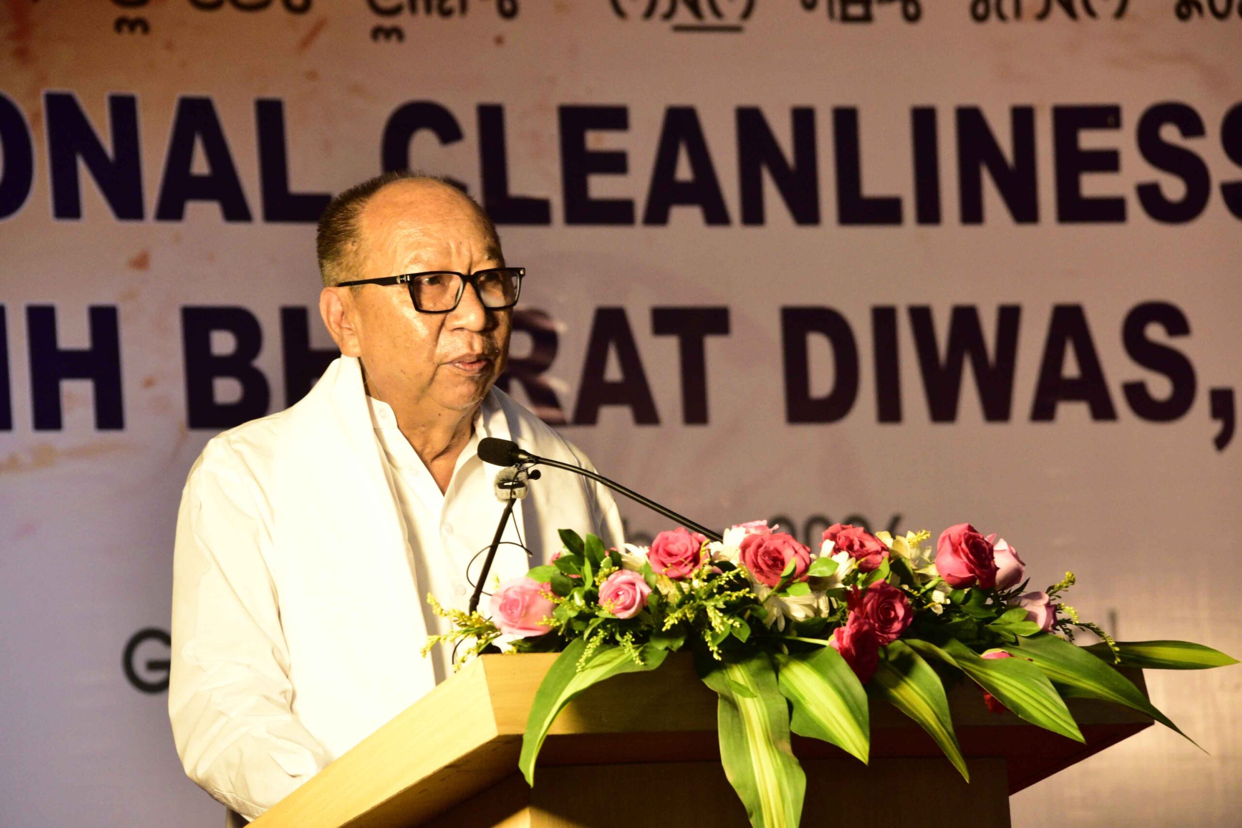 Governor and CM pay floral tribute to Mahatma Gandhi